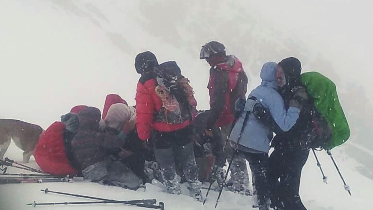 El feliz encuentro de los turistas varados en un refugio de la alta montaña del Valle de Uco con sus rescatadores