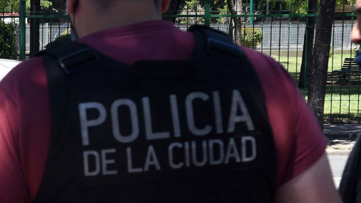 Seis efectivos de la Policía de la Ciudad quedaron detenidos acusados de un posible exceso policial por la muerte de un supuesto asaltante en Parque Chacabuco