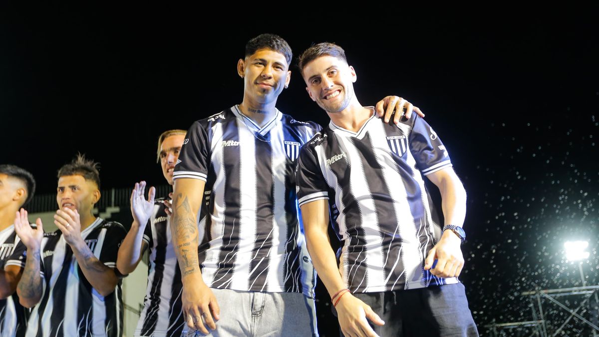 Ignacio Antonio junto al arquero Lautaro Petrucchi en los festejos de Gimnasia y Esgrima por el ascenso a la Liga Profesional.