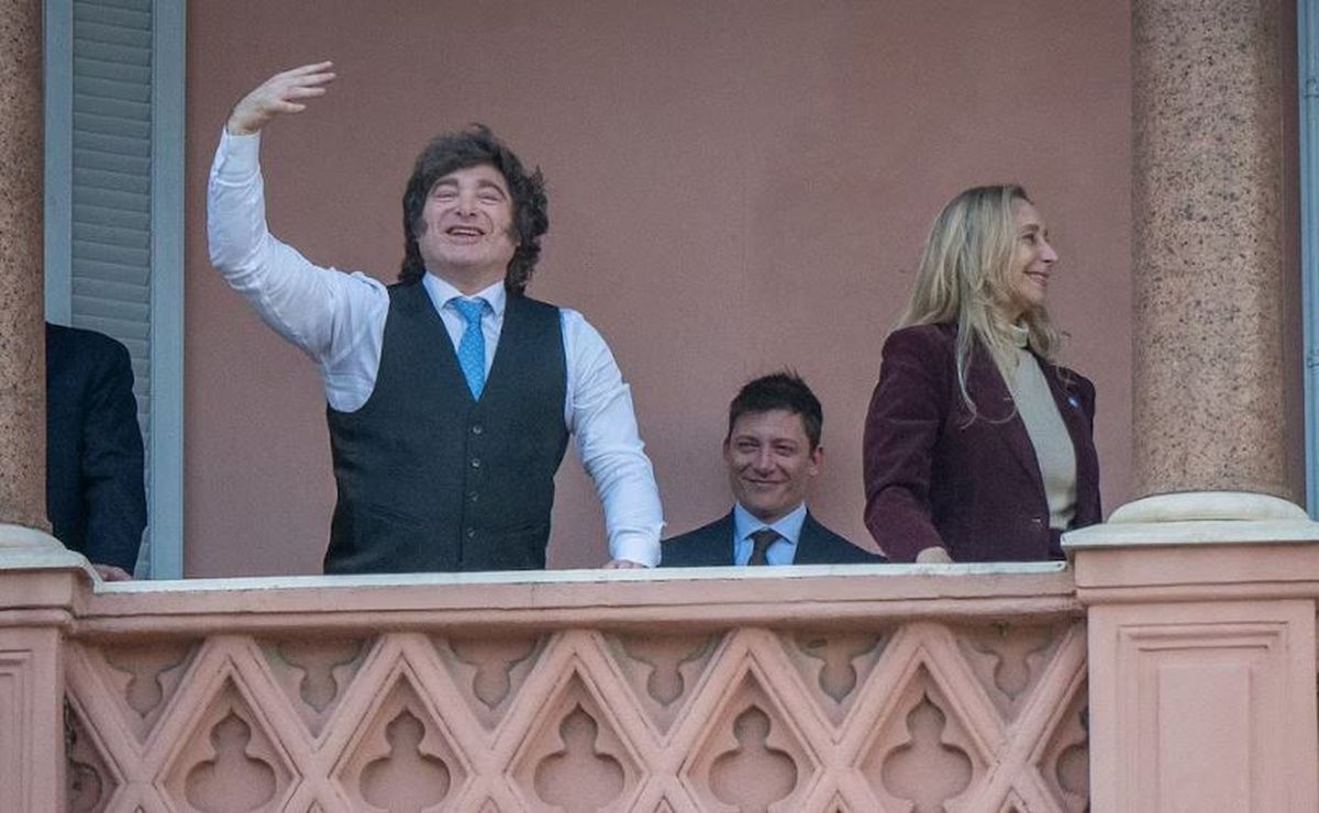 Javier y Karina Milei en el balcón de la Casa Rosada. Más atrás, Santiago Caputo.