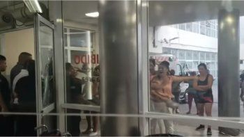 Mirá la batalla campal entre familiares de un herido y policías en un hospital