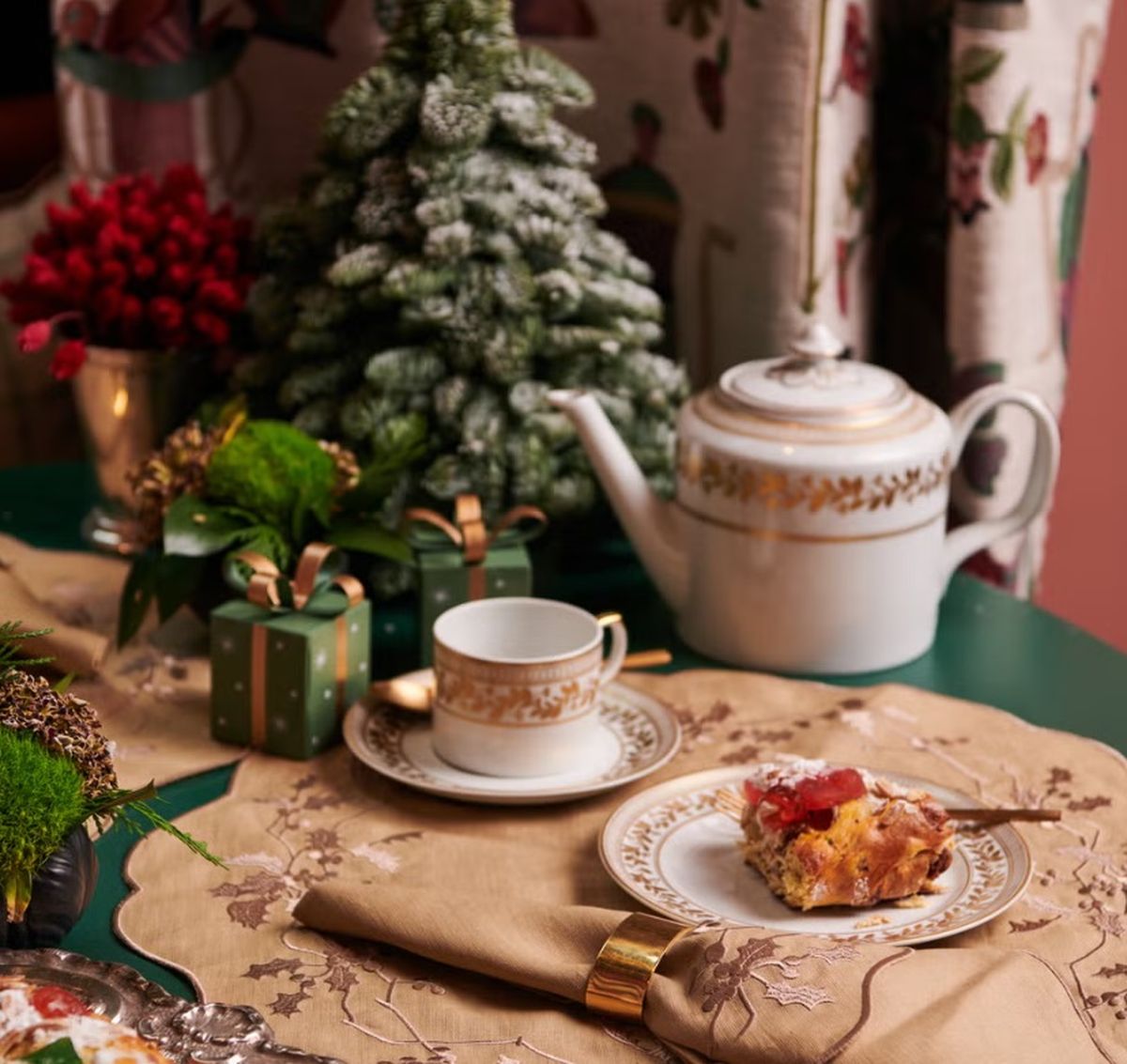 Si escoges manteles y servilletas estampadas, es mejor que optes por platos y vajilla sin detalles. Si escoges manteles y servilletas estampadas, es mejor que optes por platos y vajilla sin detalles.