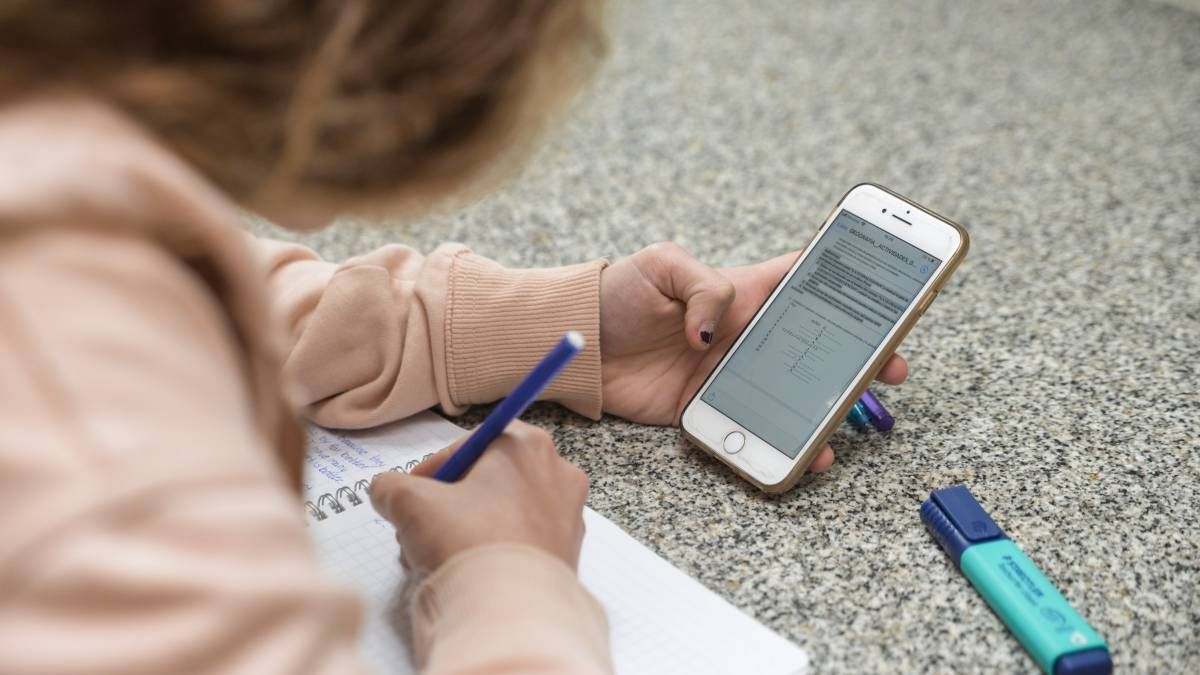 Desde este lunes se oficializó la prohibición de los celulares en una escuela privada de la provincia.