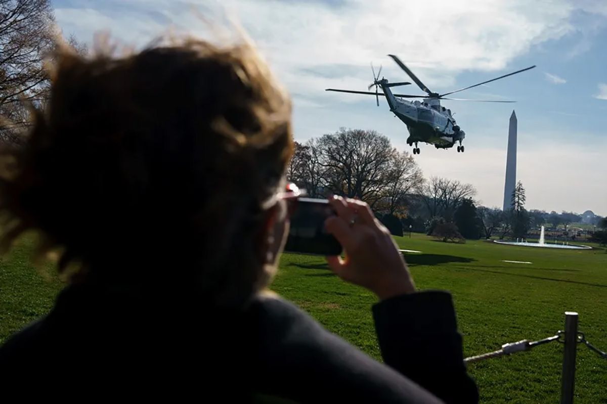 Un periodista observa el helicóptero Marine One en Washington, en Estados Unidos. Crédito: EFE/EPA/Will Oliver.