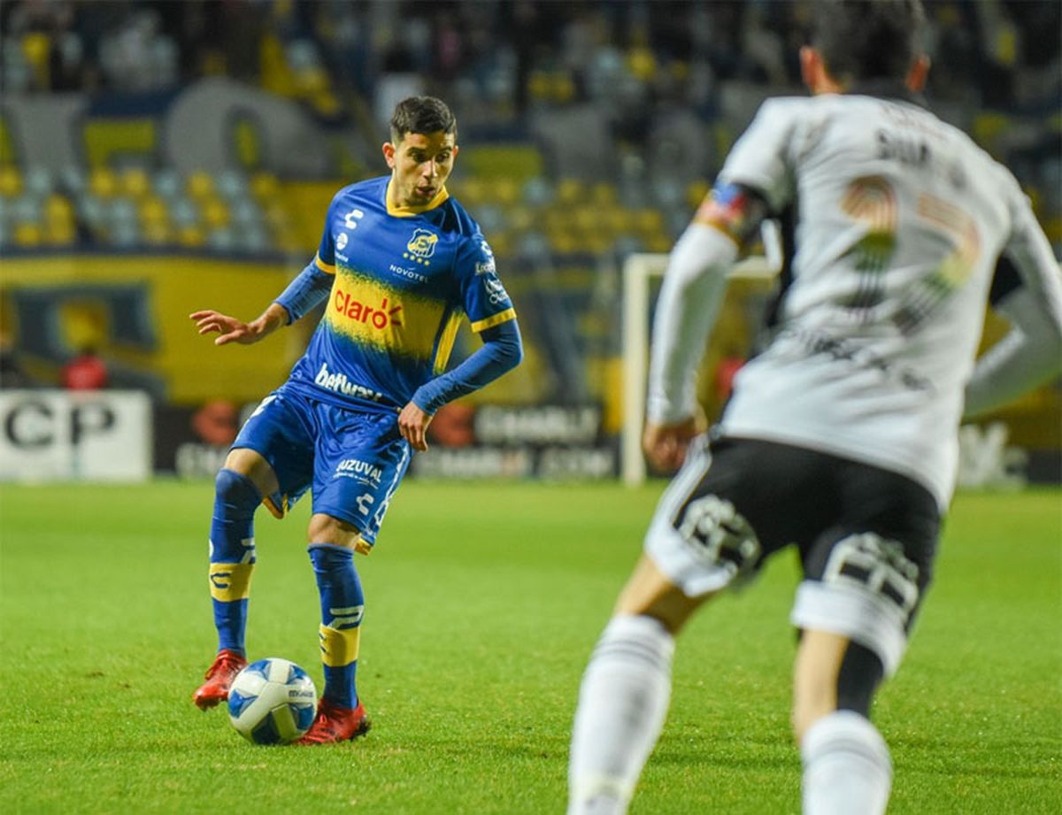 Lautaro Pastrán está en plena acción en Everton.