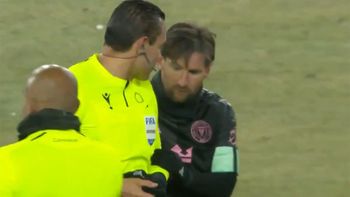 Un árbitro le hizo un curioso pedido a Messi y fue sancionado por la Concacaf