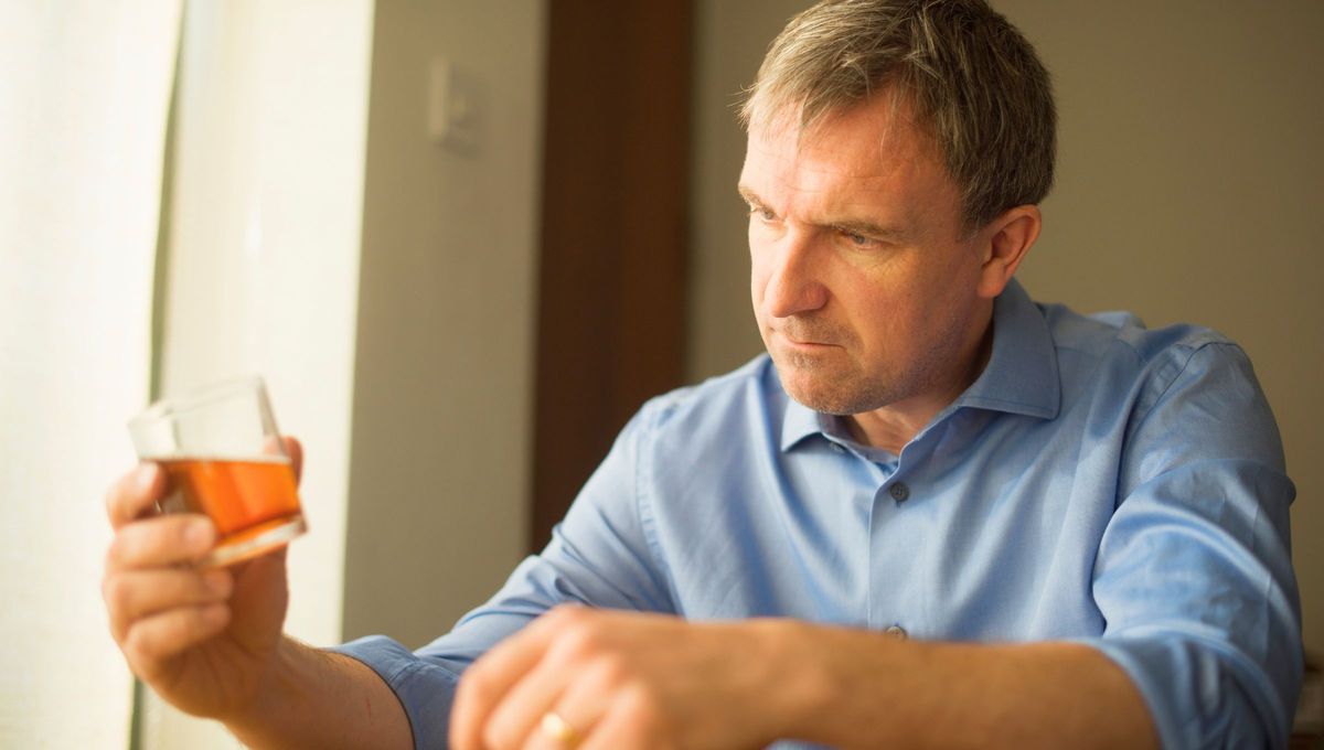 El alcohol puede provocar la aparición del hipo. El alcohol puede provocar la aparición del hipo. 