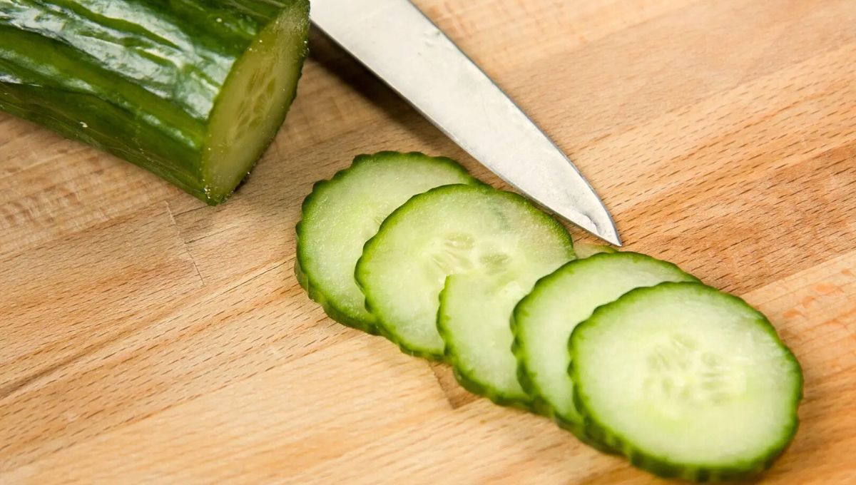 Respira hondo antes de saber cómo sacar las ojeras usando un poco de pepino