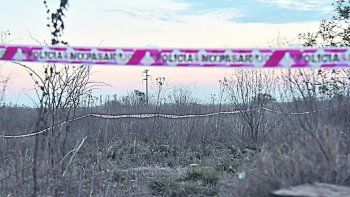 Una joven fue estrangulada y arrojada a un baldío