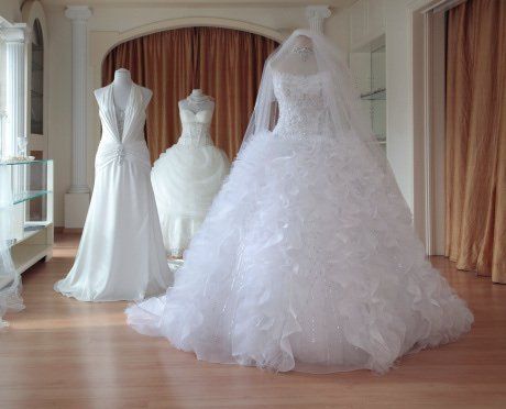 Le robaron $21.000 y se llevaron el vestido de novia que usó para casarse hace unas semanas