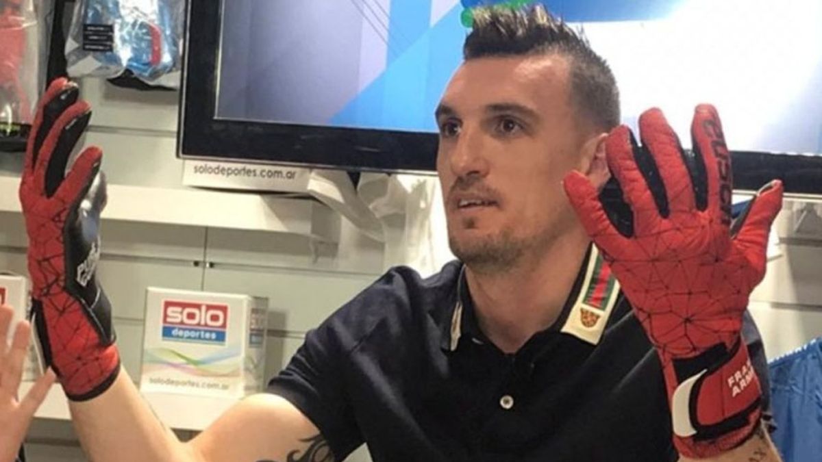 sorpresa Médico Calendario Franco Armani presentó sus nuevos guantes en una semana clave para River