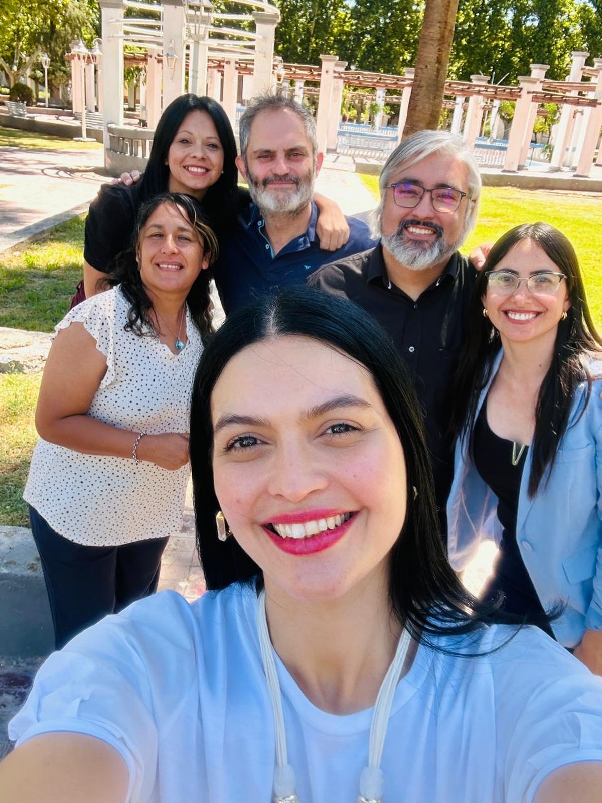 Flor Destéfanis, intendenta de Santa Rosa, en una selfie con sus candidatos al Concejo Deliberante. Flor Destéfanis, intendenta de Santa Rosa, en una selfie con sus candidatos al Concejo Deliberante.