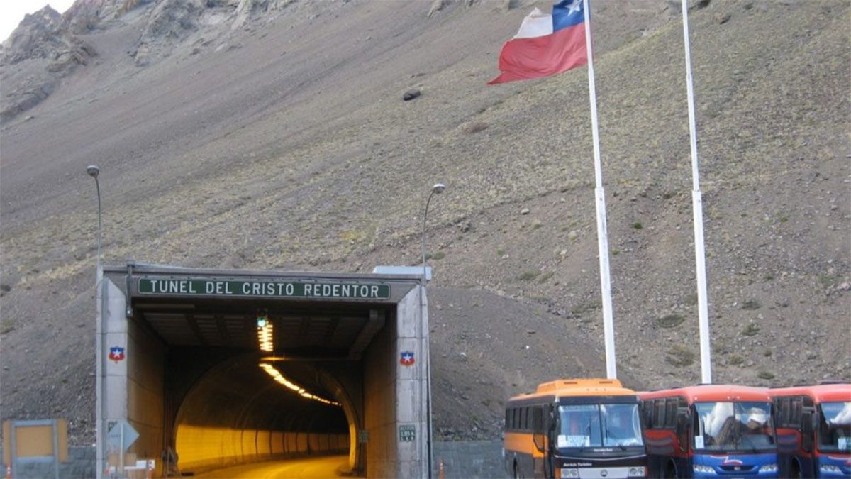 Por decreto, el Gobierno de Chile, mantendrá cerrados sus pasos fronterizos terrestres, por lo que no podrán pasar turistas chilenos por el paso Cristo Redentor.&nbsp;