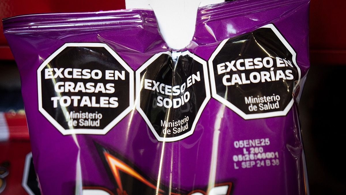 Milei quiere derogar la ley de etiquetado frontal y saltaron Cobos y Fernández Sagasti a defenderla