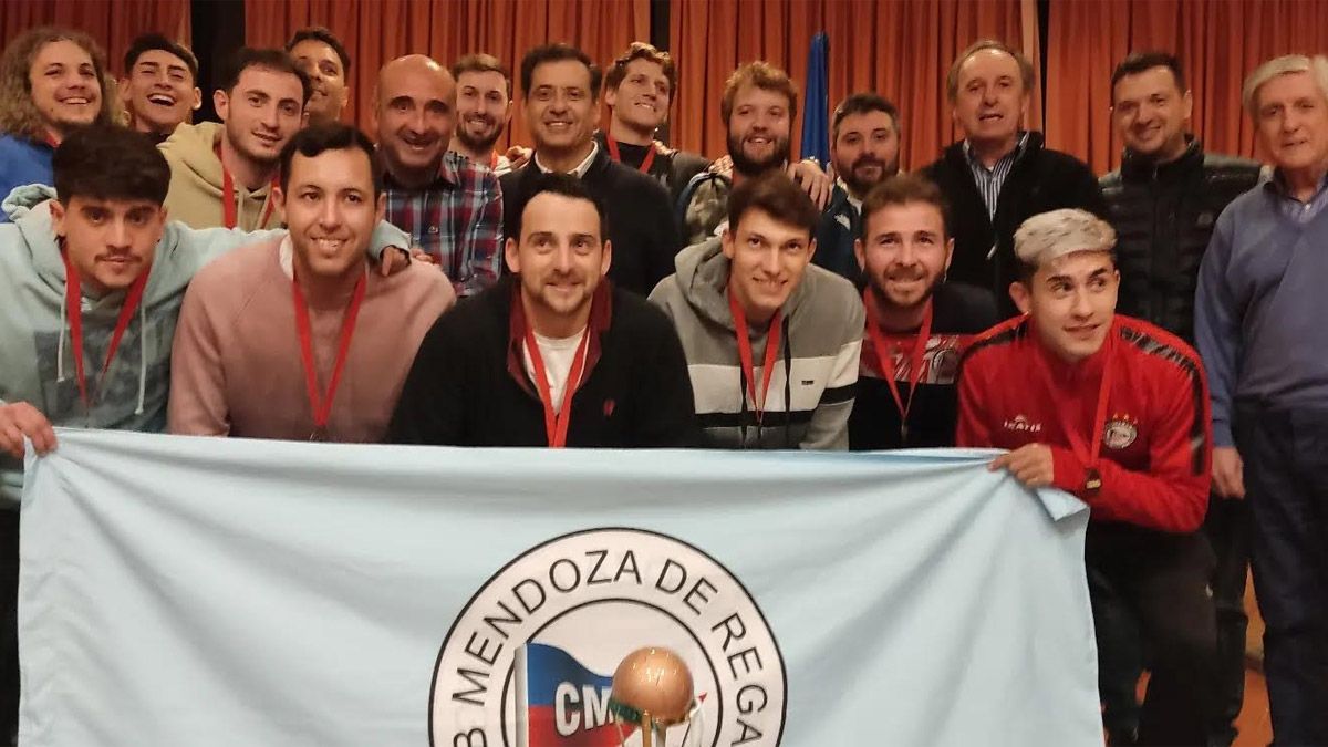 Los jugadores de futsal de Regatas tuvieron su reconocimiento por parte de las autoridades del club.