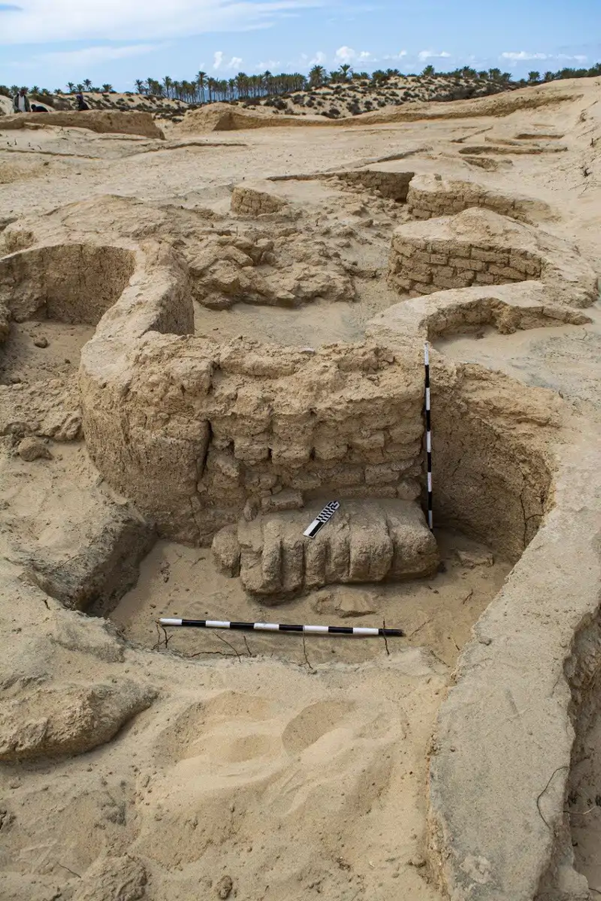 Esta fortaleza también cuenta historias de los soldados, artesanos y arquitectos que vivieron y trabajaron allí. Esta fortaleza también cuenta historias de los soldados, artesanos y arquitectos que vivieron y trabajaron allí.