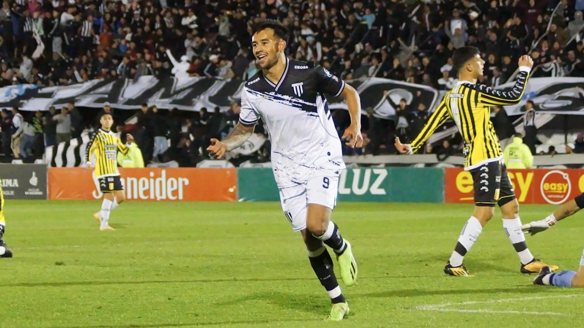 Agustín Herrera marcó un doblete en el triunfazo de Gimnasia y Esgrima.