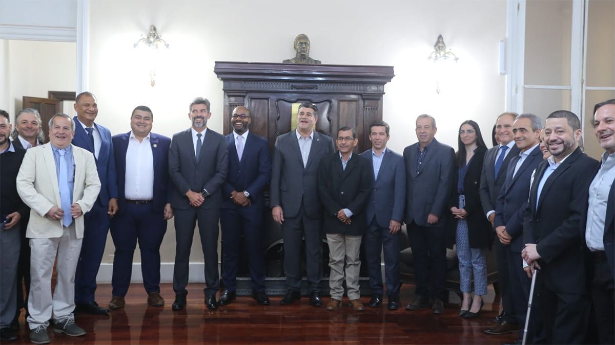 El vicegobernador Mario Abed junto a la comitiva de Costa Rica que se quedará en Mendoza hasta el miércoles.