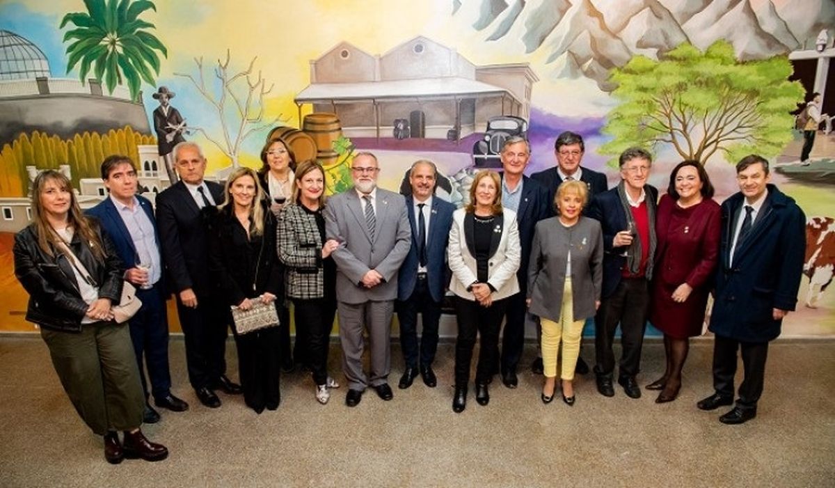 Autoridades de la UNCUYO posan frente al nuevo Mural histórico de la Facultad de Ciencias Agrarias 