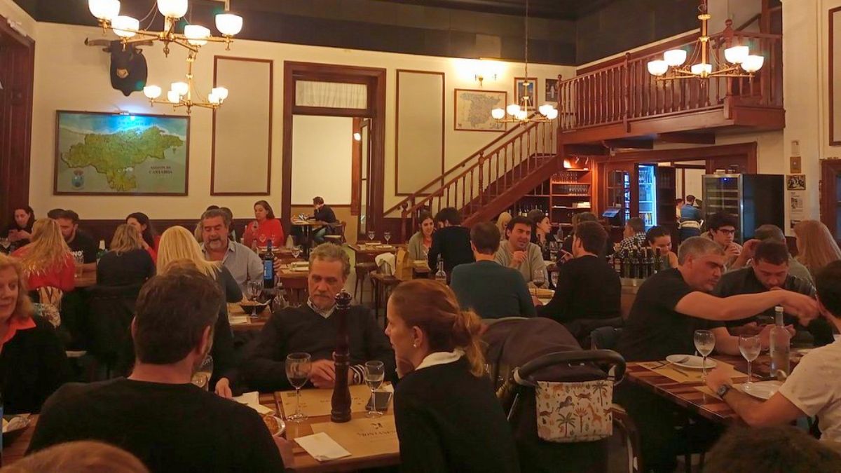 El bodegón Montañeses y su clásica comida española. El bodegón Montañeses y su clásica comida española.