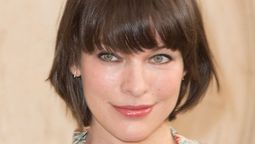 La actriz Milla Jovovich interpreta a Natalie Artemis en la película recién estrenada de Netflix.