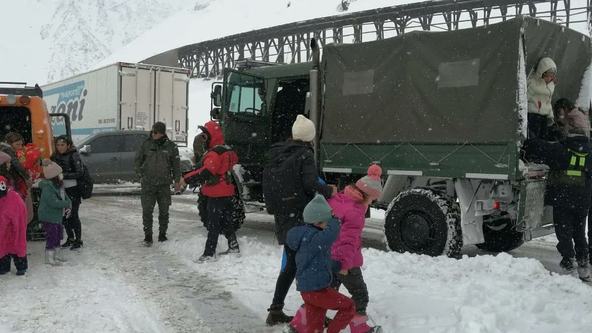 Personal de Gendarmería y distintas fuerzas de Seguridad rescataron a unas 400 personas que quedaron varadas en la nieve durante 24 horas
