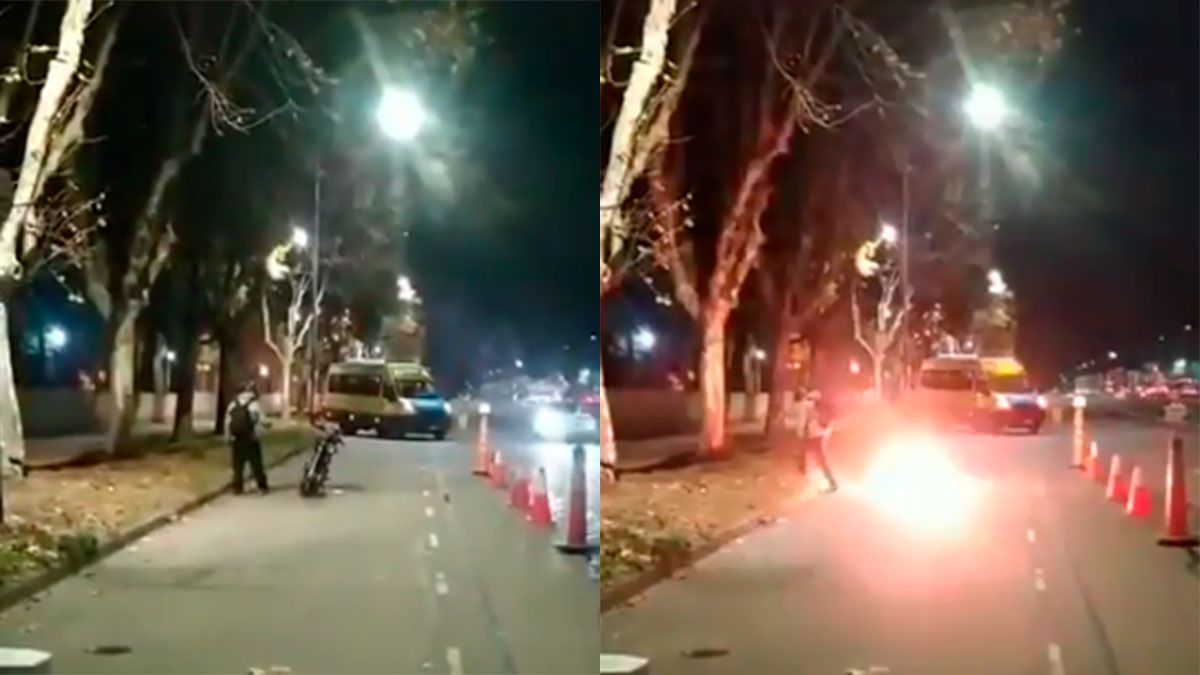 Video: prendió fuego su moto para que no se la secuestren