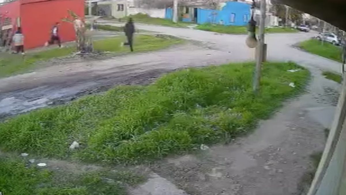 Un adolescente fue asesinado a balazos al defender a su mamá del robo de su auto y hay tres detenidos; un menor está prófugo Un adolescente fue asesinado a balazos al defender a su mamá del robo de su auto y hay tres detenidos; un menor está prófugo