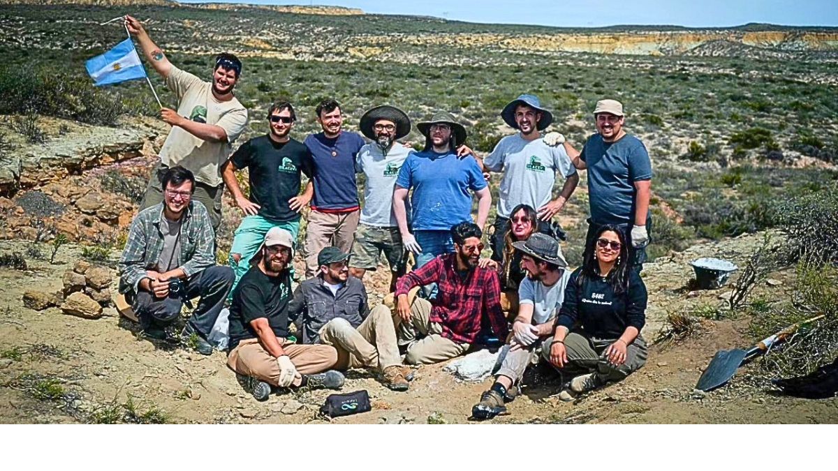 El equipo de científicos del LACEV (Conicet) que realizó la expedición paleontológica a General Roca y hallaron un huevo de dinosaurio fosilizado. El equipo de científicos del LACEV (Conicet) que realizó la expedición paleontológica a General Roca y hallaron un huevo de dinosaurio fosilizado.