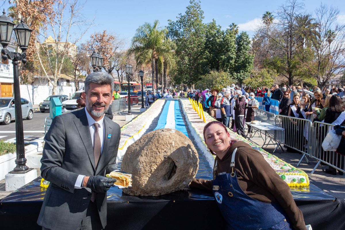 La torta elaborada por el comedor Horneritos permitió la entrega de 20.000 porciones a las familias que estaban en la plaza Pedro del Castillo y otras 20.000 a merenderos de la provincia. La torta elaborada por el comedor Horneritos permitió la entrega de 20.000 porciones a las familias que estaban en la plaza Pedro del Castillo y otras 20.000 a merenderos de la provincia.