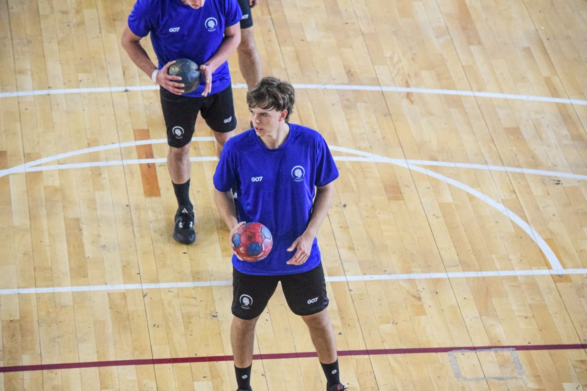 Largas horas de entrenamiento pasa Santiago casi a diario para rendir al máximo en cada partido que le toca jugar con su equipo italiano. Largas horas de entrenamiento pasa Santiago casi a diario para rendir al máximo en cada partido que le toca jugar con su equipo italiano.