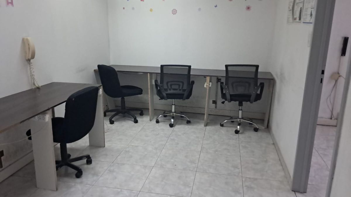 En la oficina que el presunto autor de estafas daba como dirección de trabajo, estaba prácticamente vacía. En la oficina que el presunto autor de estafas daba como dirección de trabajo, estaba prácticamente vacía.