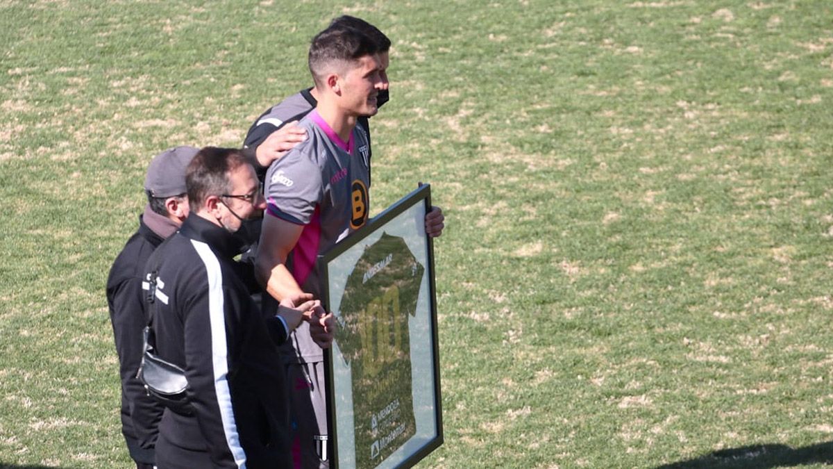 Mondino fue homenajeado por sus 100 partidos con el Lobo