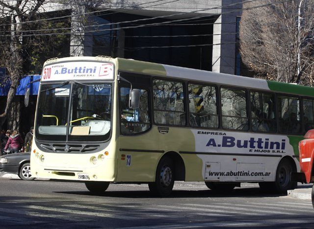 Atacaron a piedrazos un colectivo que circulaba por Balloffet y Amapola