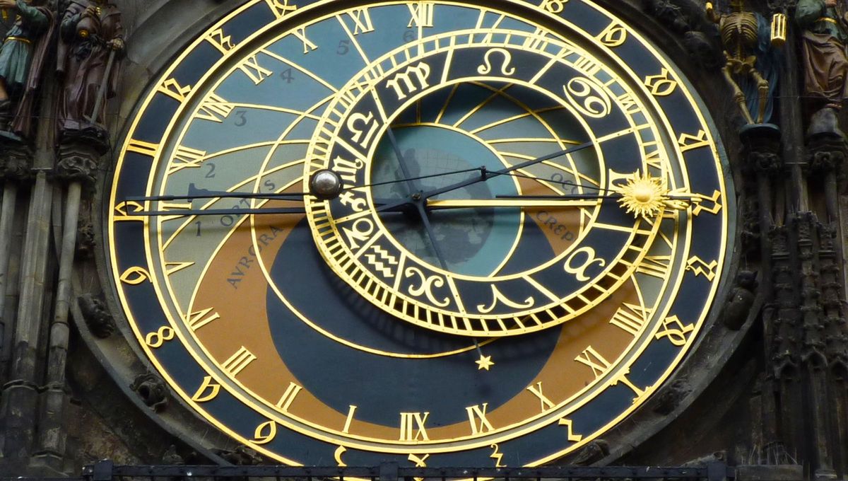 Los gobernantes, temerosos de que replicara su obra en otra ciudad, mandaron a cegar al maestro relojero. Los gobernantes, temerosos de que replicara su obra en otra ciudad, mandaron a cegar al maestro relojero. 