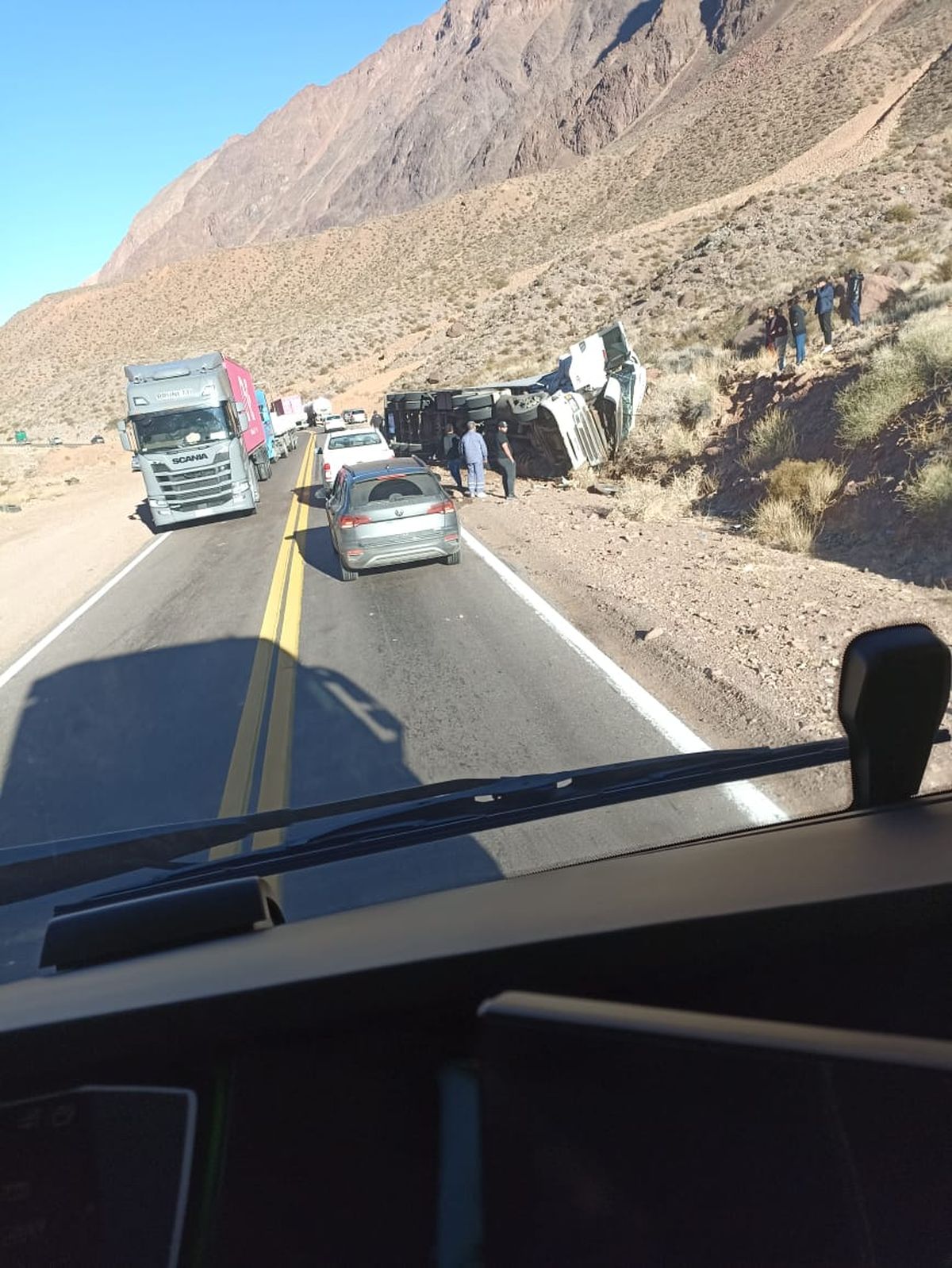 El camión brasileño volcado a un costado de la ruta, a la altura de Picheuta. El camión brasileño volcado a un costado de la ruta, a la altura de Picheuta.