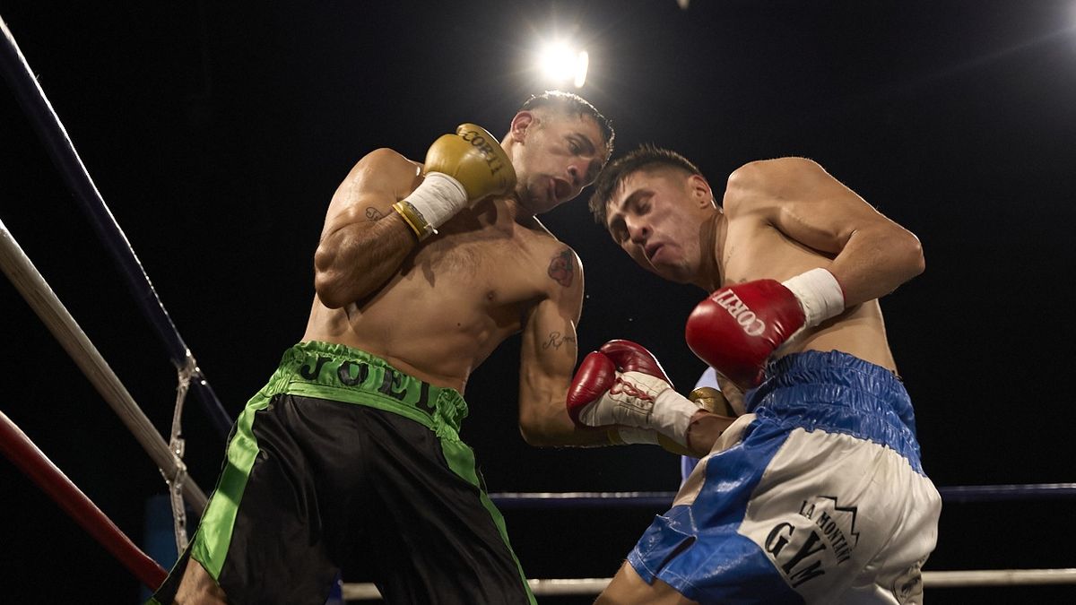 Jonathan Joel Arena mostró un boxeo inteligente y prolijo para dominar a un impetuoso Facundo Huanque en el semifondo de la velada de boxeo rentado del Bustelo.