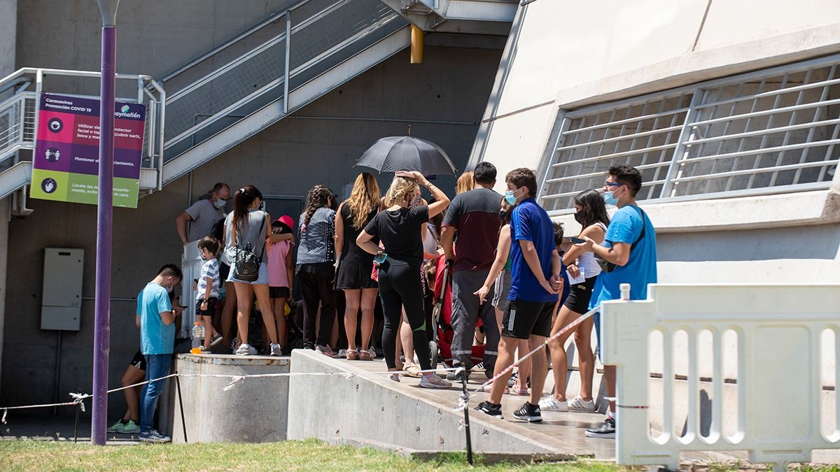 El Gobierno inició un fuerte operativo de reposición de vacunas ante la intensa demanda de vacunas contra el Covid.