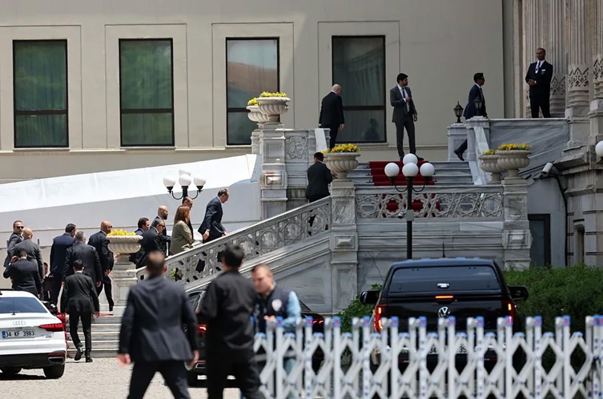 Las delegaciones de Rusia y Ucrania llegan al Palacio Ciragan de Estambul para la segunda reunión de conversaciones de paz