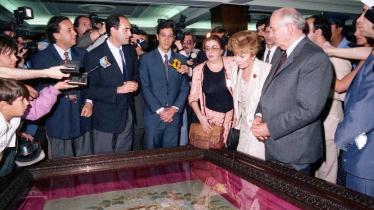 Mihaíl Gorbachov el 3 de diciembre de 1992. A su lado, el gobernador Rodolfo Gabrielli.&nbsp;