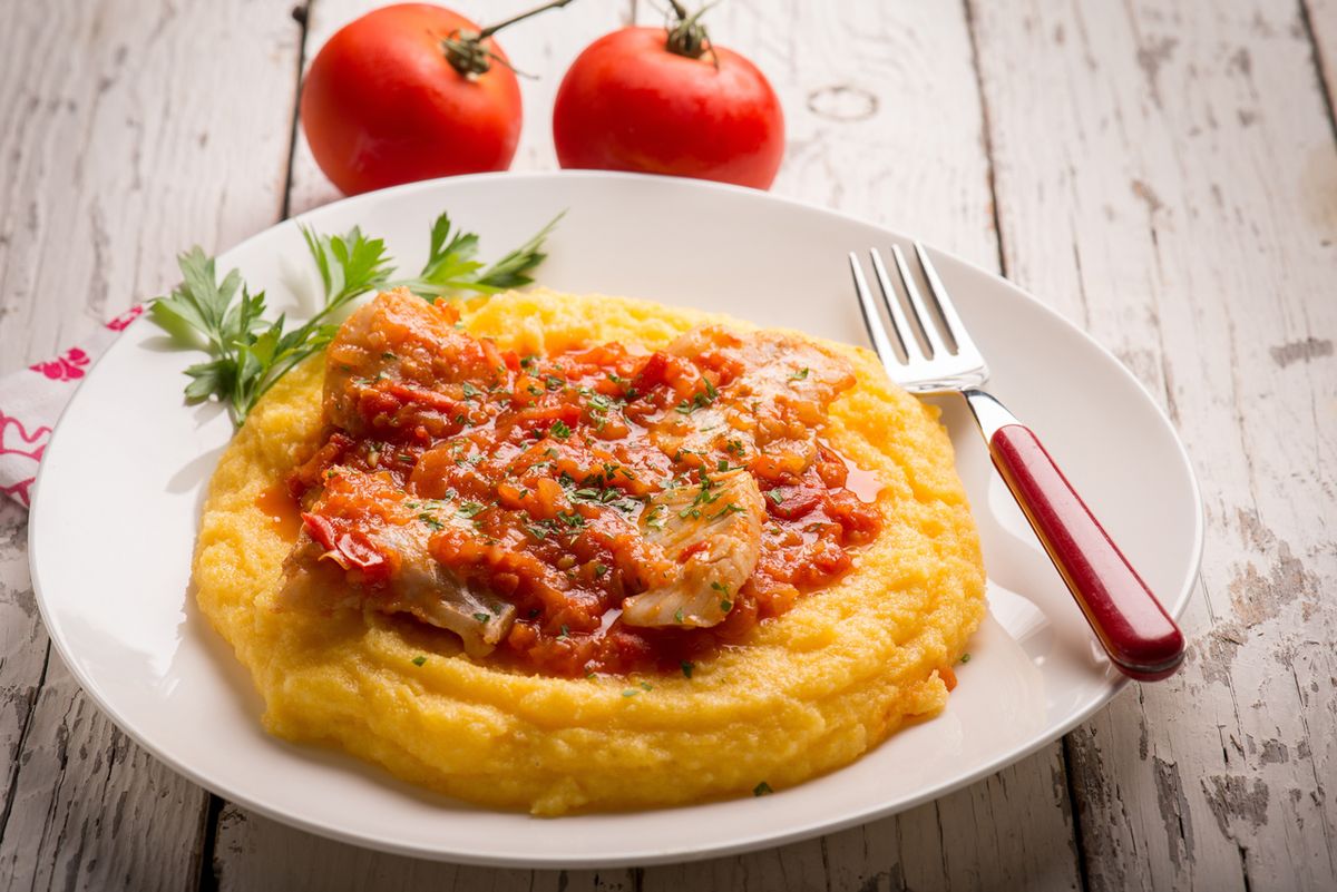 Polenta con salsa y queso