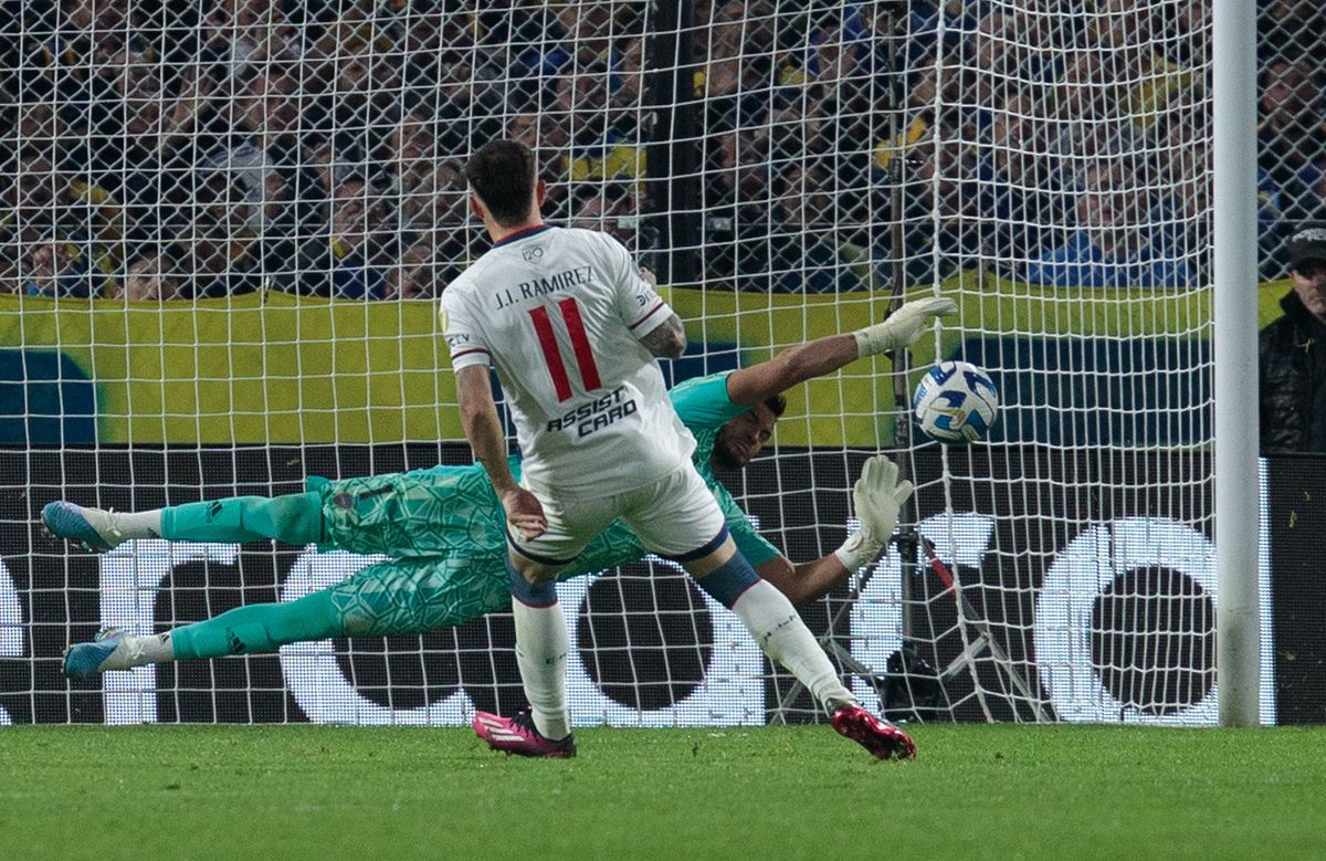 Chiquito Romero, enorme, atajó dos penales en la definición Chiquito Romero, enorme, atajó dos penales en la definición