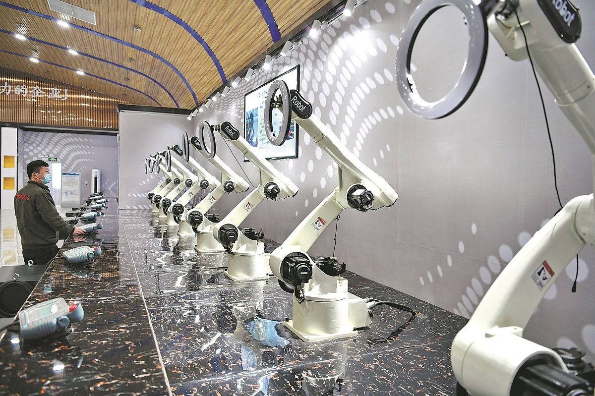 Un trabajador depura piezas de robots industriales para pedidos de exportación en una empresa de tecnología de equipos inteligentes en Ganzhou, provincia de Jiangxi. ZHU HAIPENG / PARA CHINA DAILY