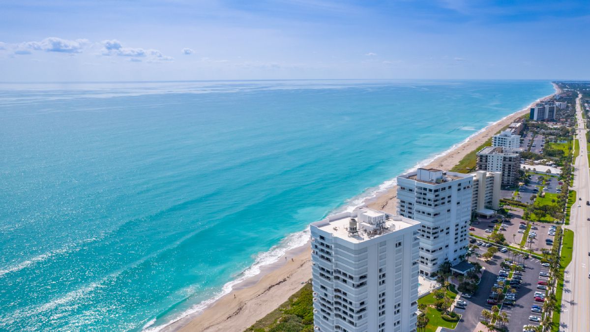 La playa de Florida, Miami, que está en la costa del tesoro y es una joya. 