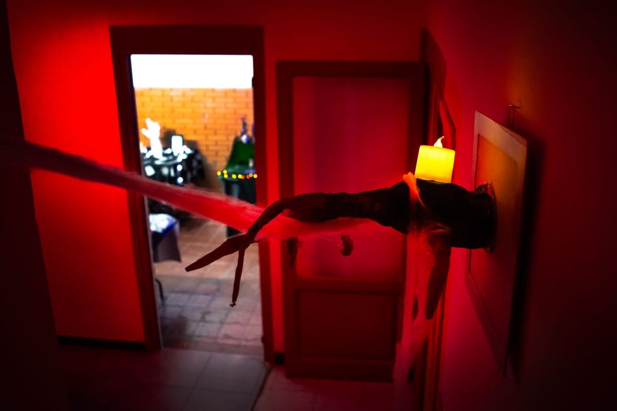 La ambientación del espacio, tanto interior como exterior, está pensada para introducir al espectador en el universo del terror. La ambientación del espacio, tanto interior como exterior, está pensada para introducir al espectador en el universo del terror.