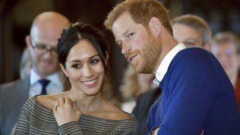 El príncipe Harry y Meghan ya no usarán títulos de nobleza