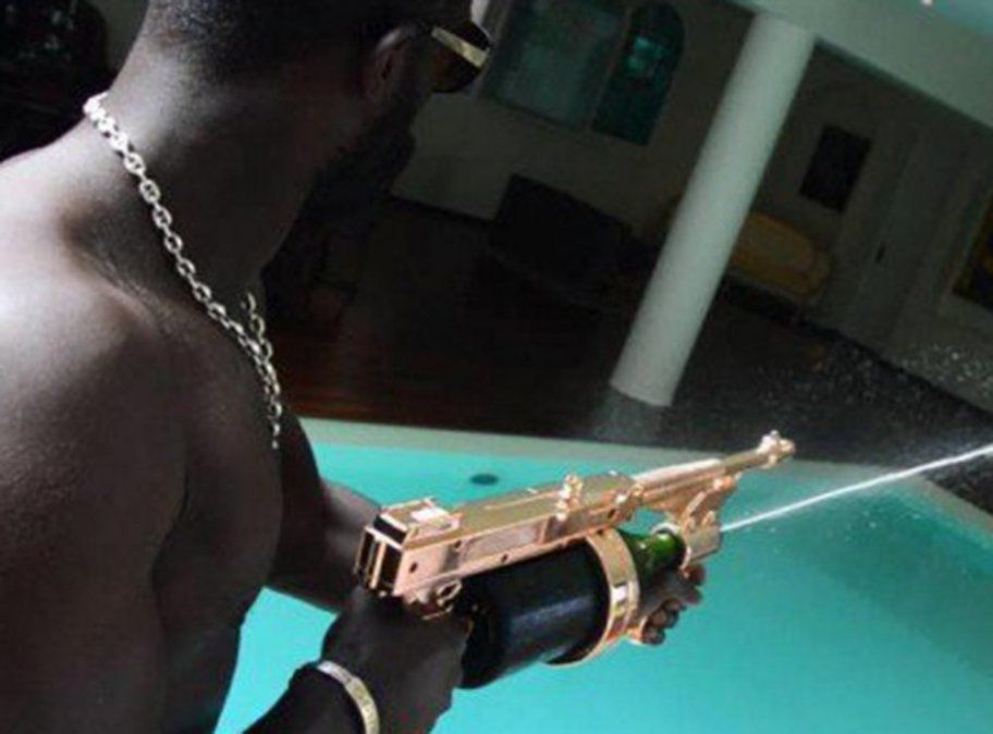 Un arma que dispara vino espumante es furor en Miami