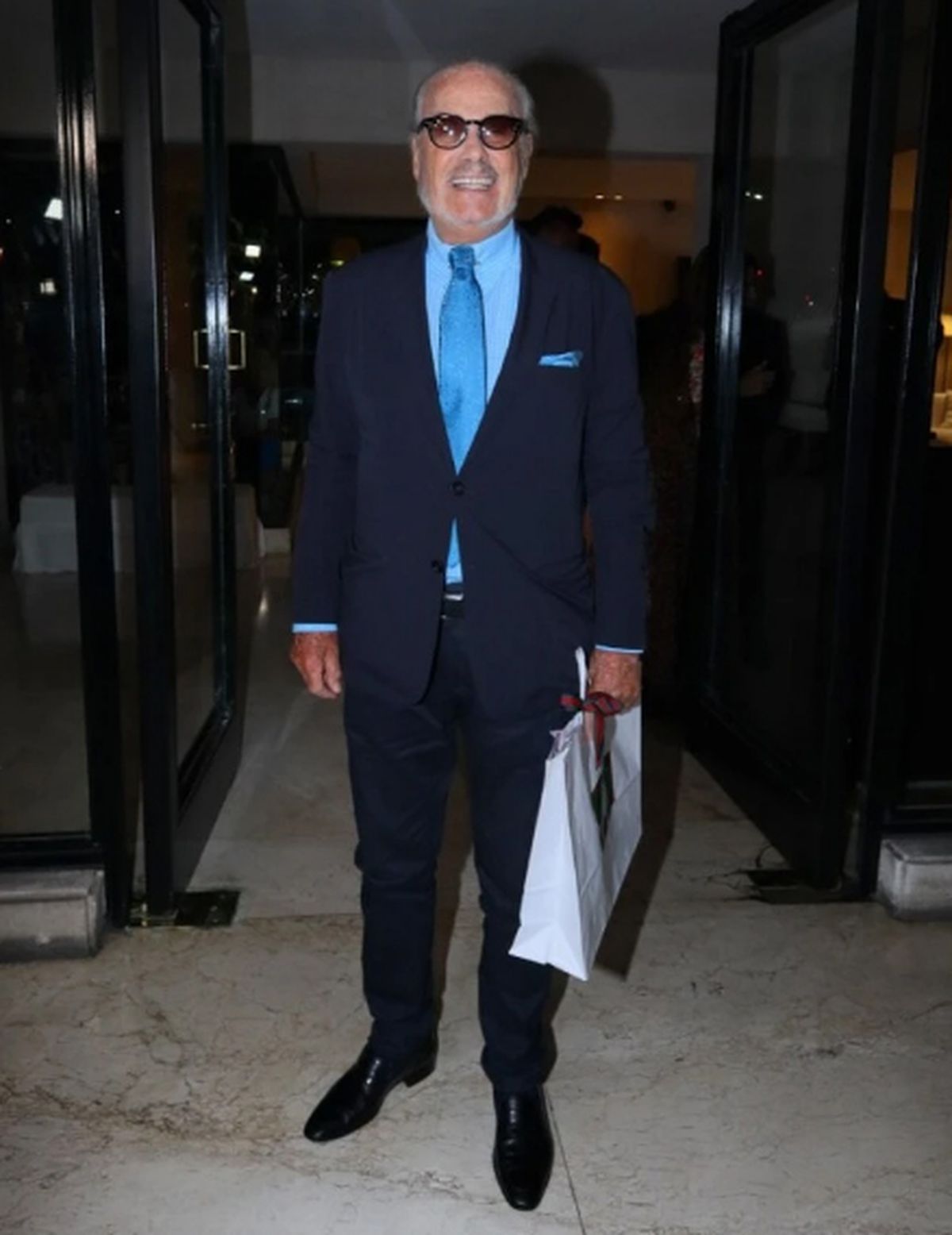 Gino Bogani no cumplió con la consigna y le llevó un osequio a Mirtha. Gino Bogani no cumplió con la consigna y le llevó un osequio a Mirtha.