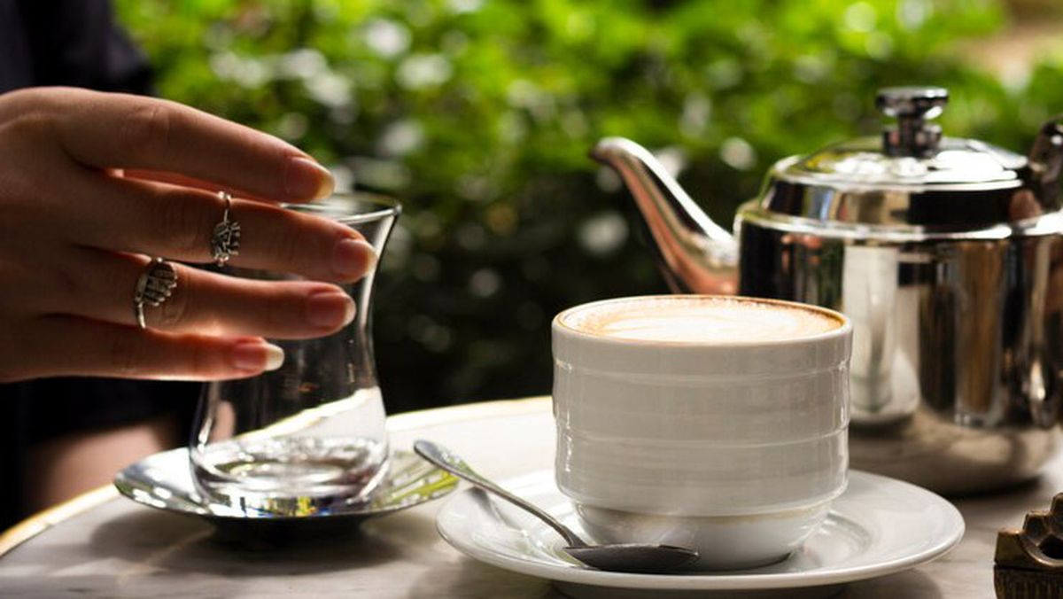 Algunos toman un vaso de agua antes de tomar el café. Algunos toman un vaso de agua antes de tomar el café. 