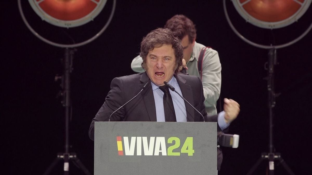 Javier Milei volvió a criticar al presidente de España.